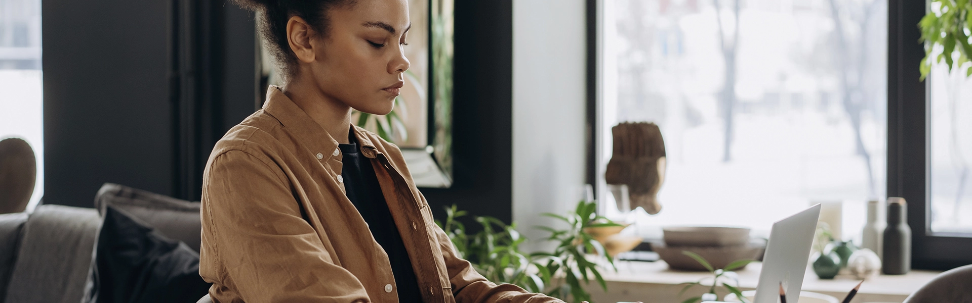 A personal assistant working in a coffe shop