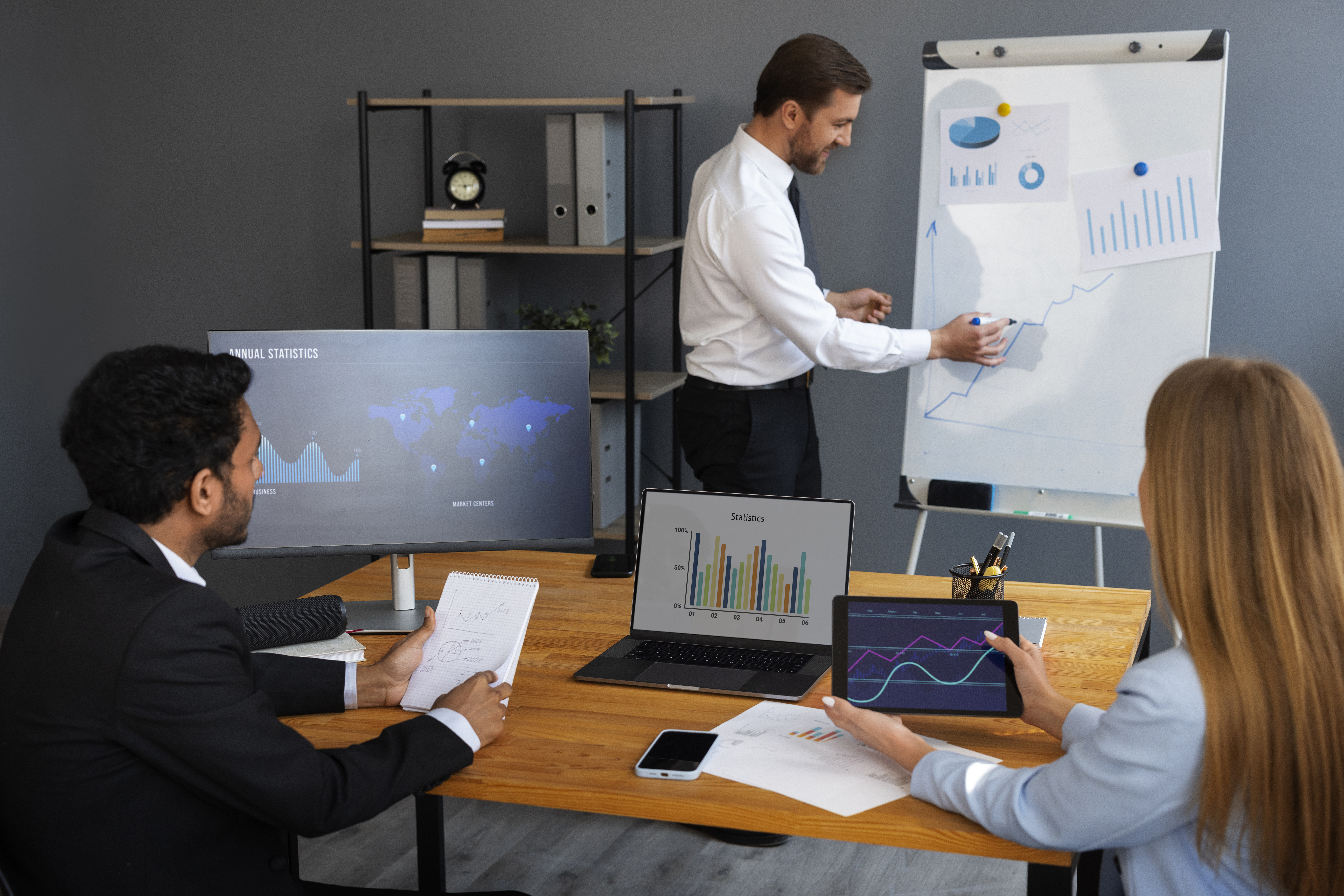 How Virtual Assistants Can Manage Investor or Stakeholder Reporting