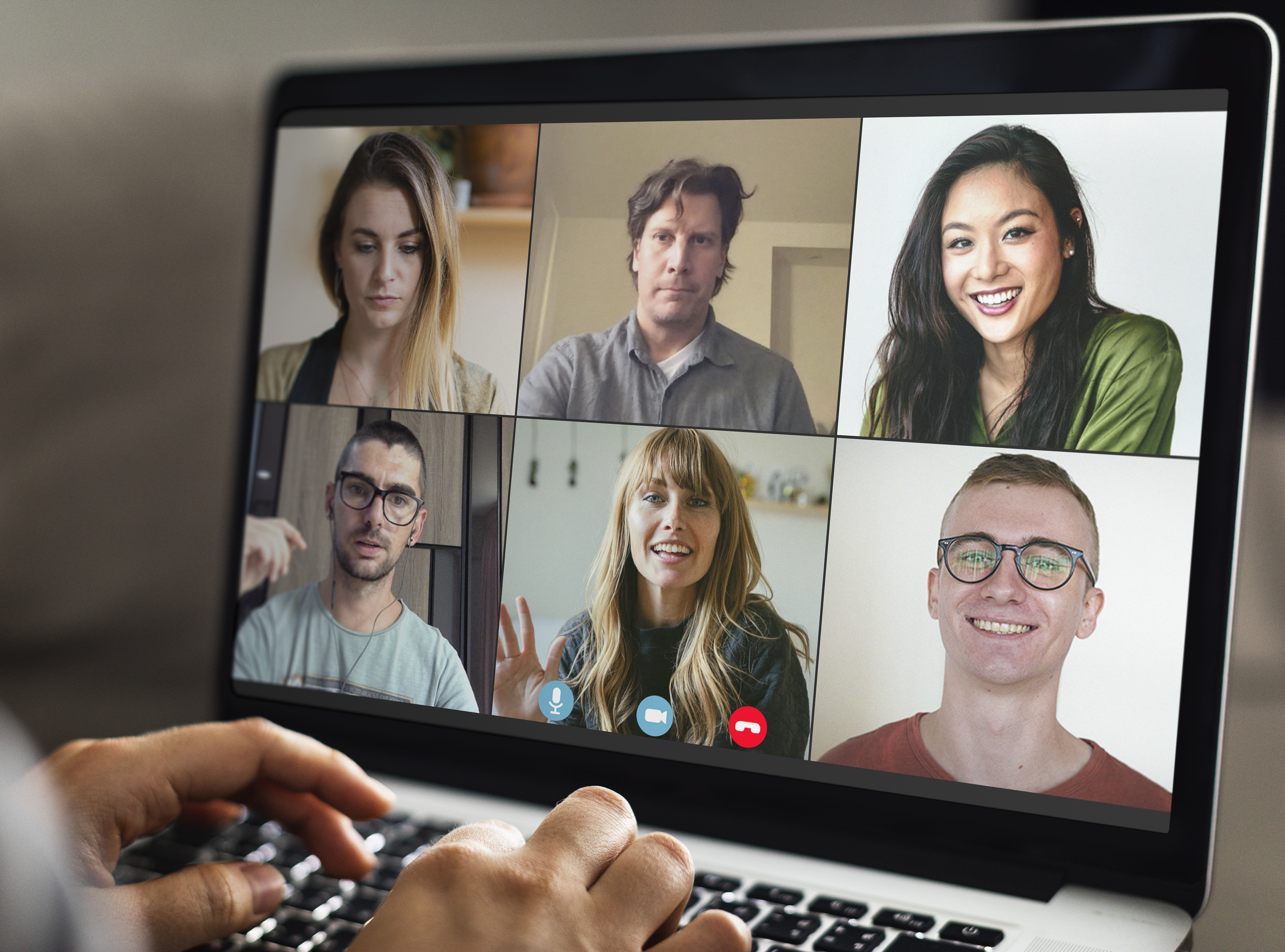 How Virtual Assistants Can Assist with Online Community Management