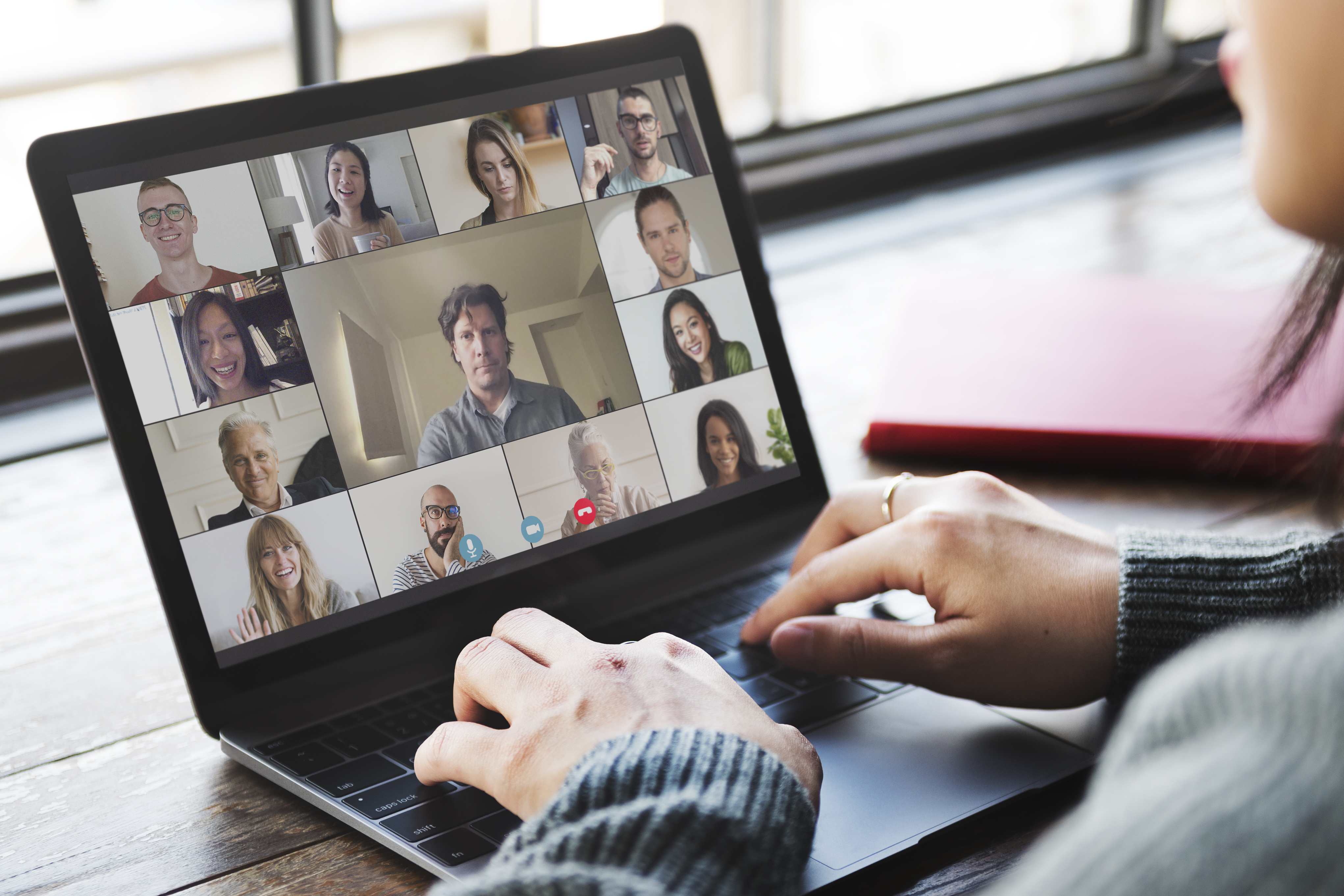 How Virtual Assistants Can Assist with Webinar Hosting