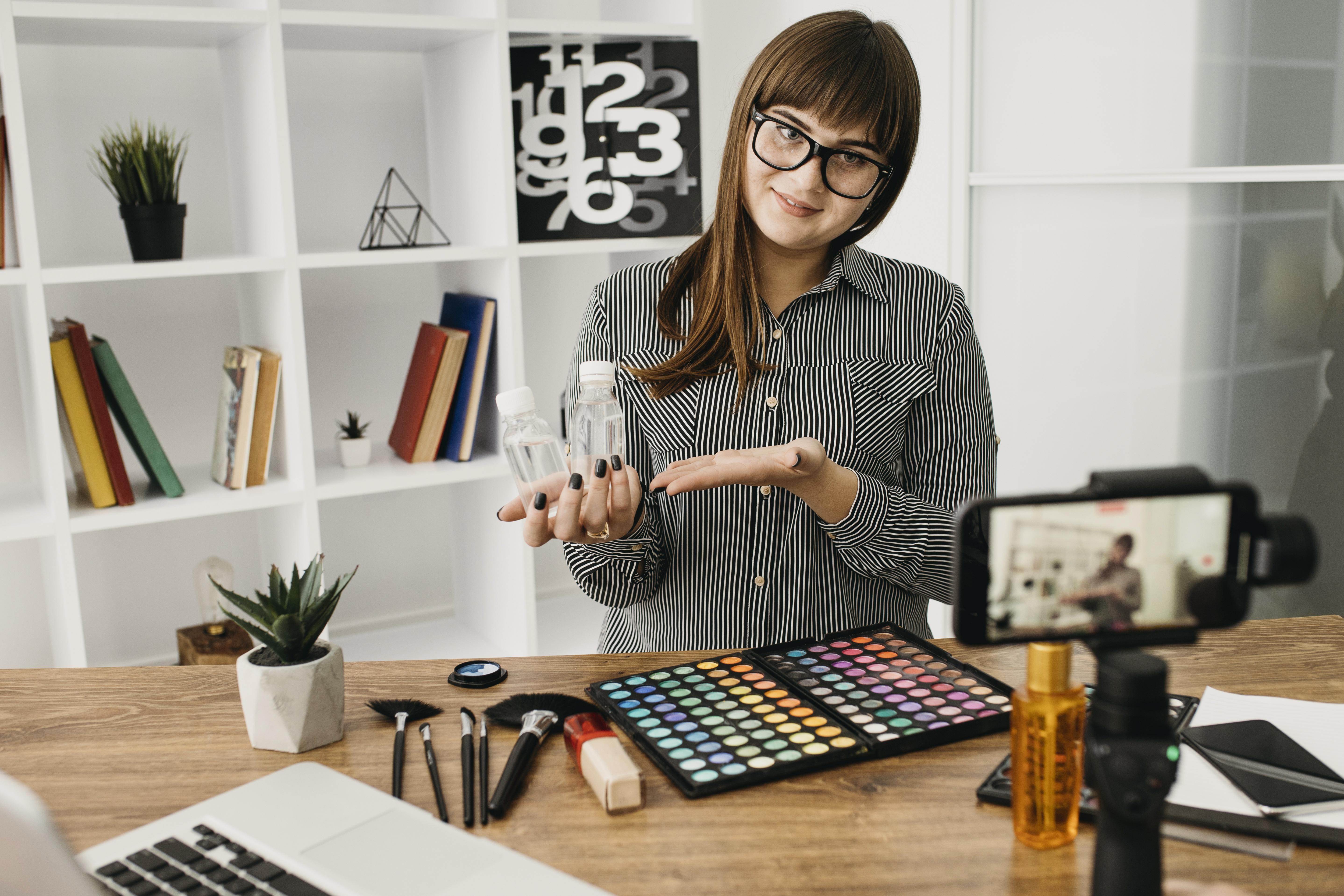 The Benefits of Virtual Assistants for Online Content Creators